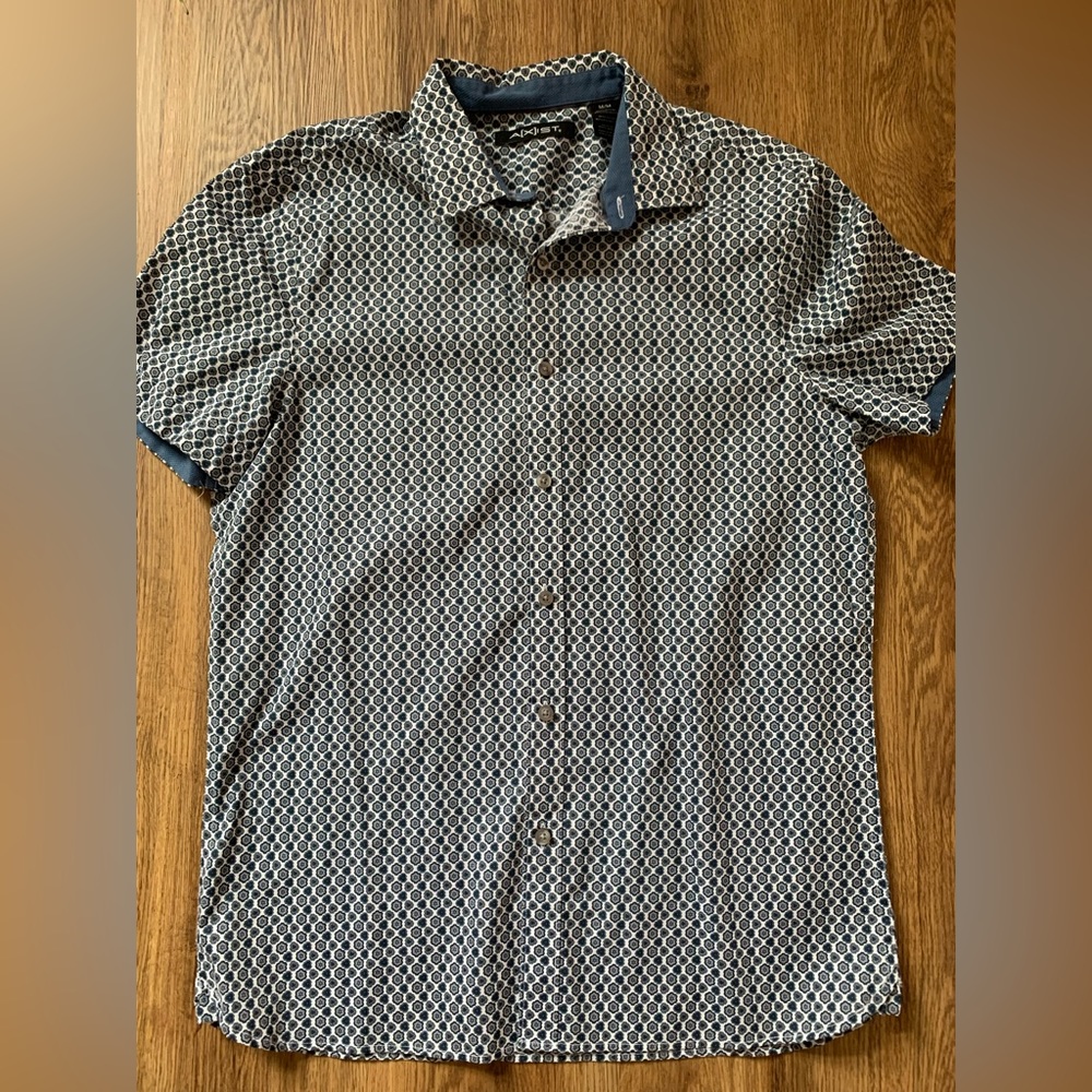 AXIST shortsleeve button down shirt size Medium